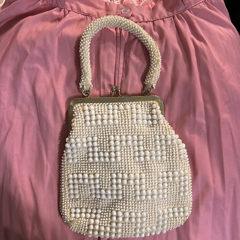 VGUC Vintage 1950s White Plastic Beaded Purse Kiss Lock Hand Made in Hong Kong